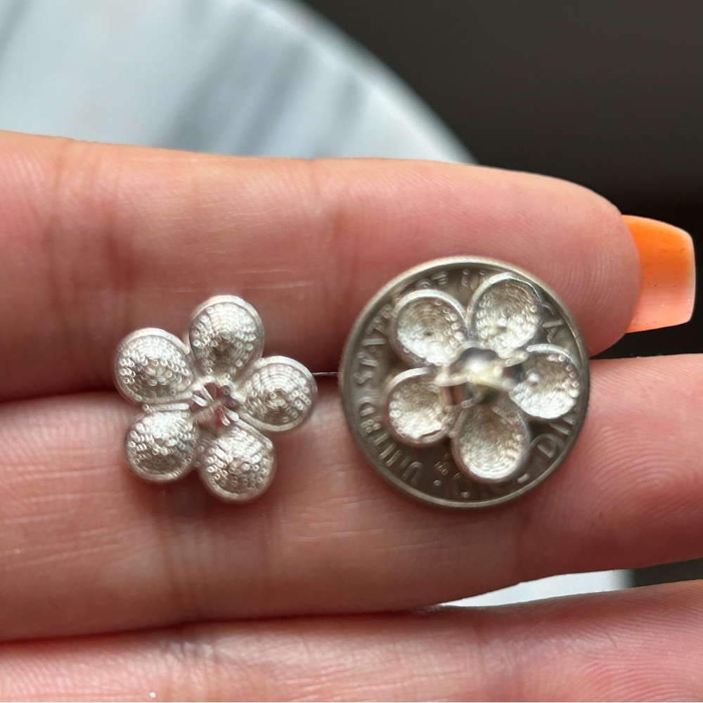 Sterling Silver  Flower shaped stud earrings - Picture 7 of 9